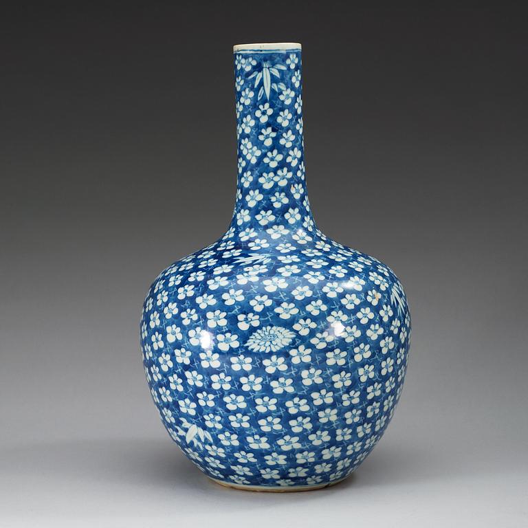 A blue and white vase, Qing dynasty, 19th Century, with Qianlongs seal mark.