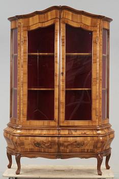 VITRINSKÅP, rokokostil, 1900-tal.
