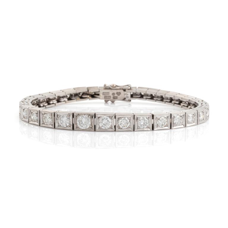 An 18K white gold bracelet set with round brilliant-cut diamonds.