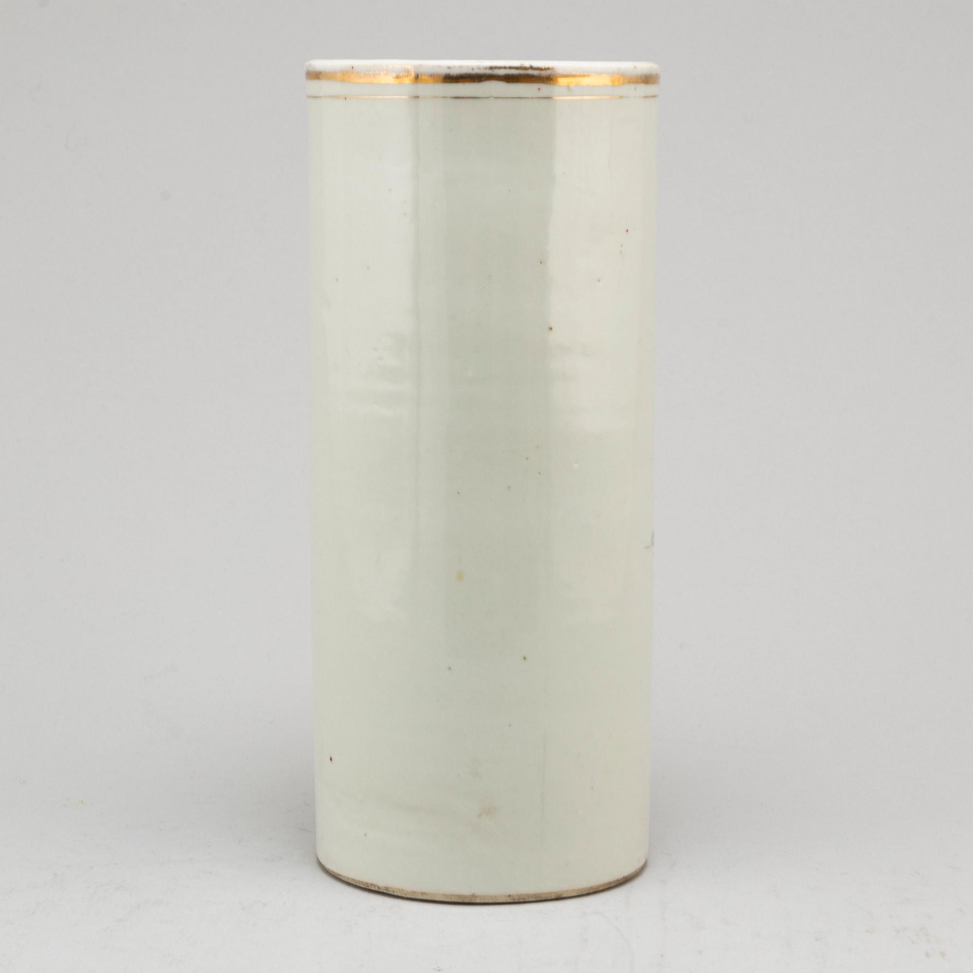 A Chinese famille rose hat stand, 20th century.