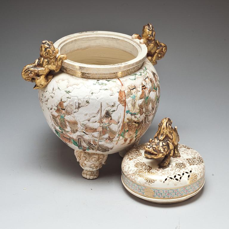GOLVURNA med LOCK, porslin, Satsuma, Japan 1900-tal.
