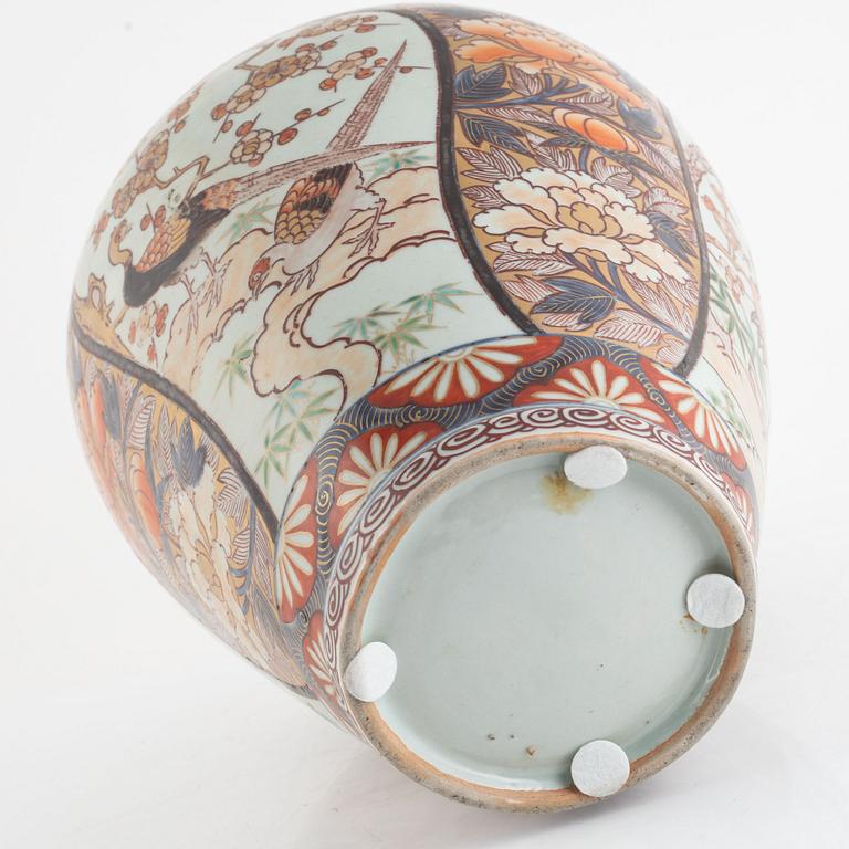 A Japanese imari urn, 20th century.