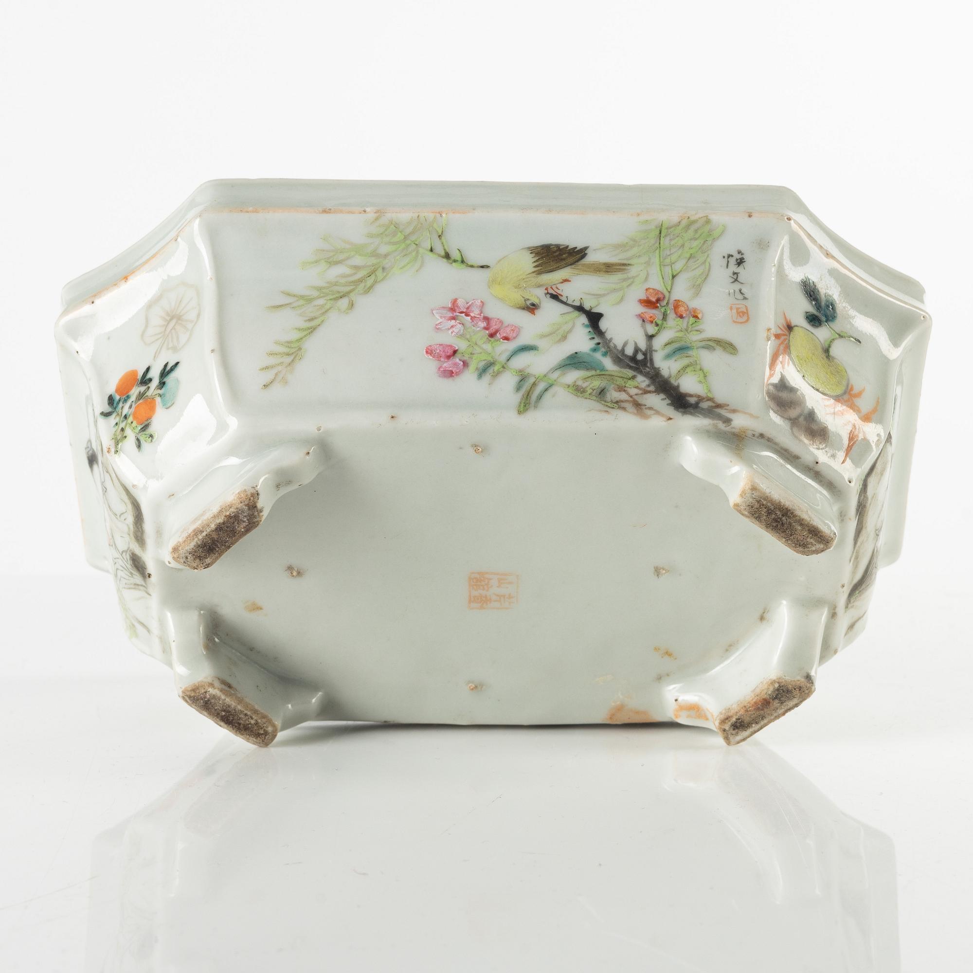 A porcelain flower pot, China, early 20th century.