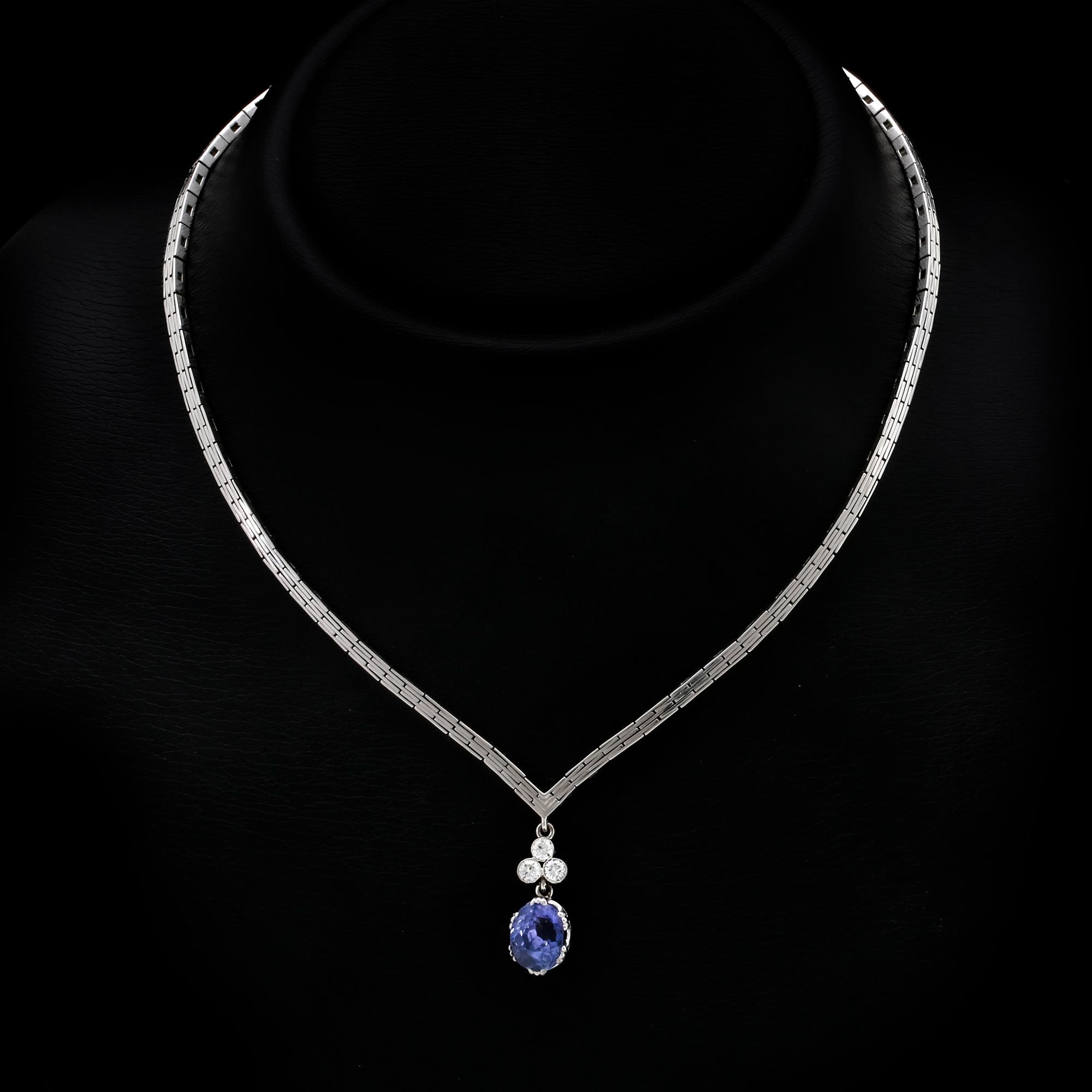 Necklace 18K whitegold with 1 purple-blue sapphire approx 6 ct  and 3 brilliant-cut diamonds approx 0,40 ct in total.