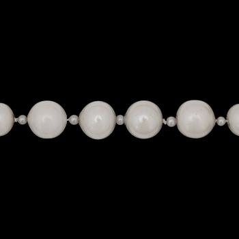 A pearl necklace by Thorndahl.