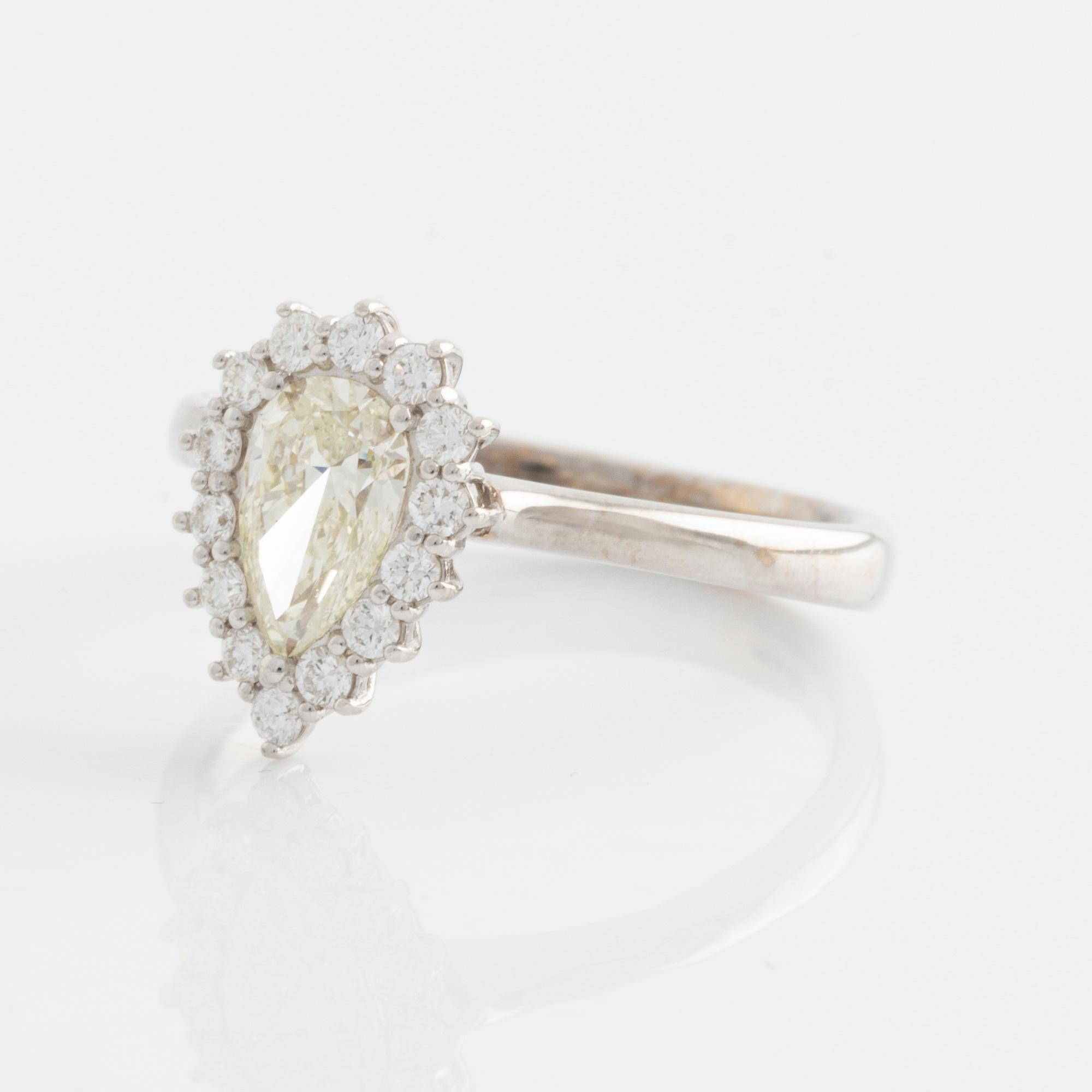 Ring med droppslipad diamant 0,70 ct, med GIA dossier.