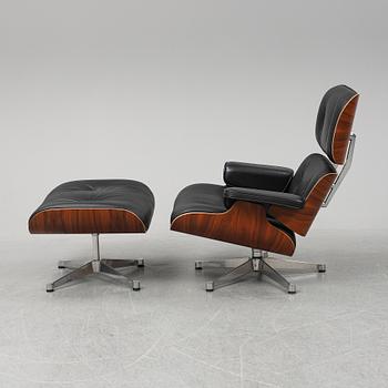 CHARLES & RAY EAMES, fåtölj med fotpall,  "Lounge Chair", Vitra, 2010-tal.