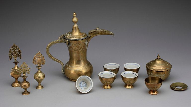 RÖKBORD, med tillbehör. Orientaliskt, 1800/1900-tal.