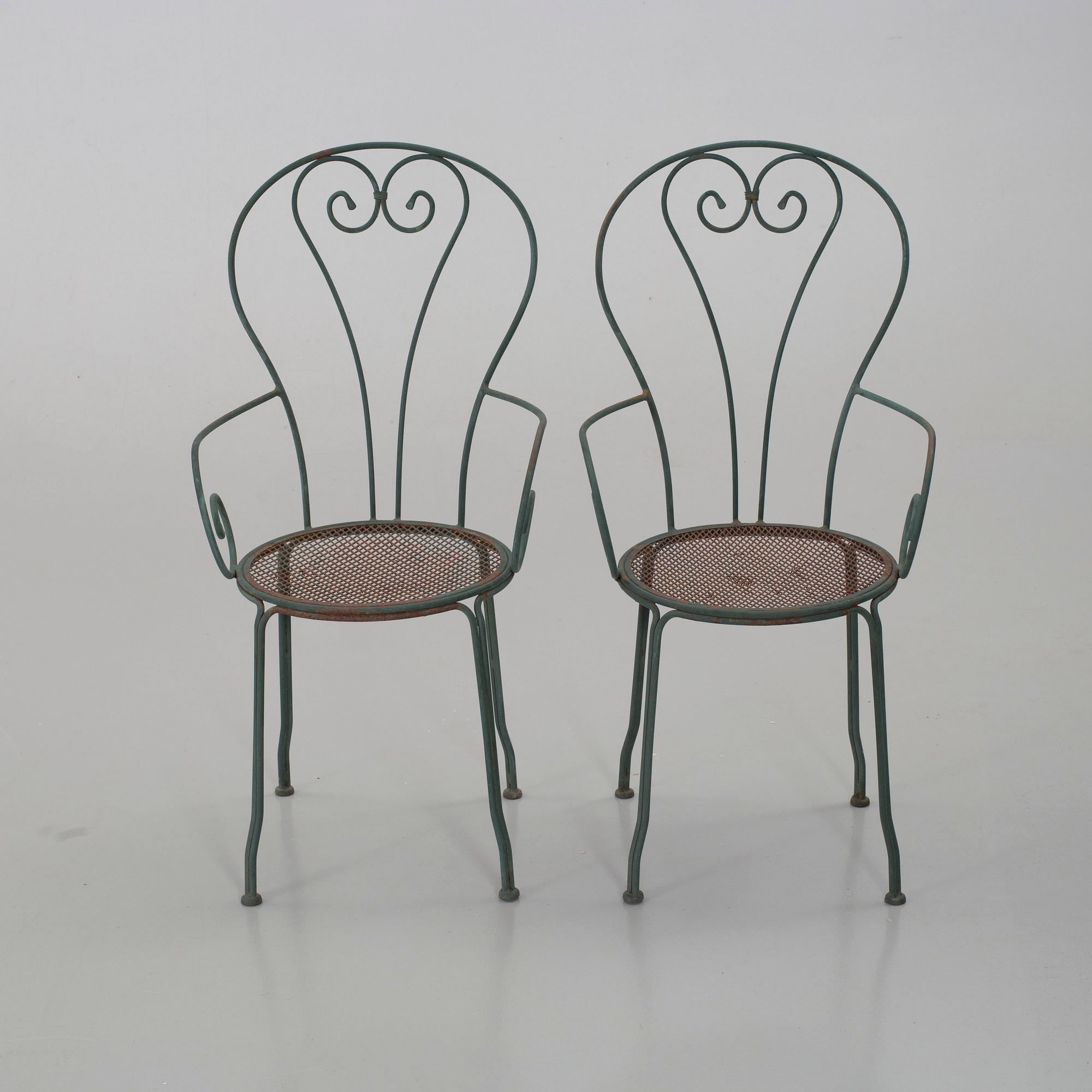 A SET OF GRADEN ARMCHAIRS AND A TABLE. 20TH CENTURY.