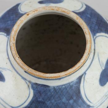 A blue and white Swatow dish  and two blue and white urna, China, Ming dynasty (1368-1644).