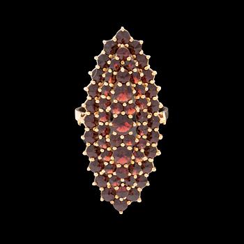 Ring/Cocktailring förgyllt silver med fasetterade granater.