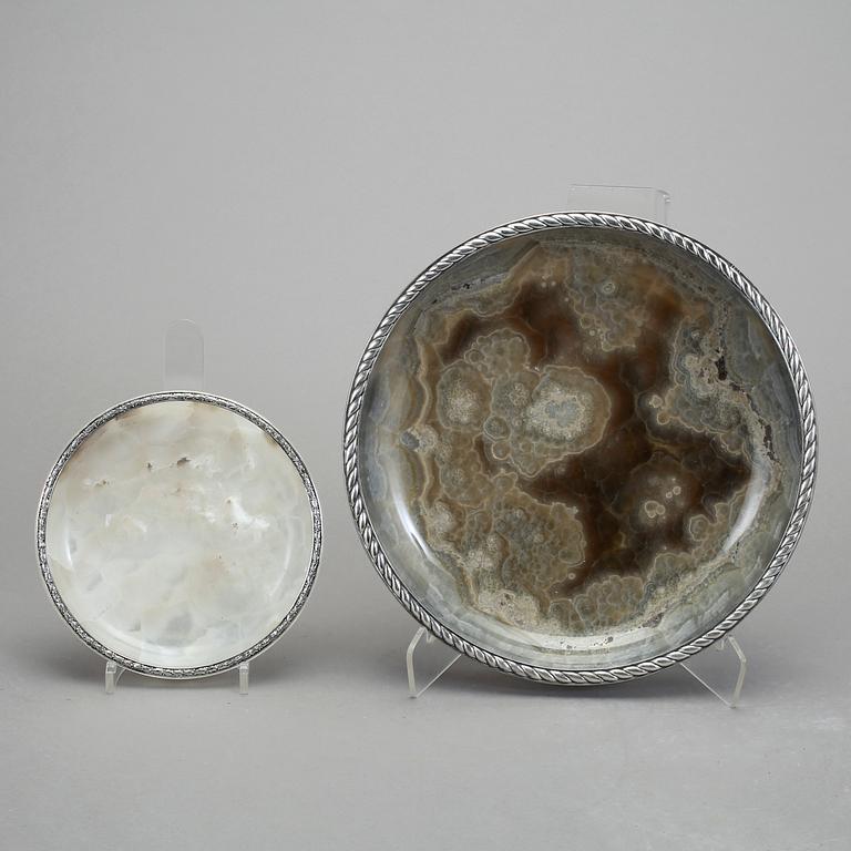 SKÅLFAT 2 st. Silver och agat. W A Bolin, Stockholm 1929 och 1942.