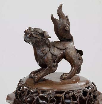 RÖKELSEKAR med LOCK, brons. Japan, Meiji (1868-1912).