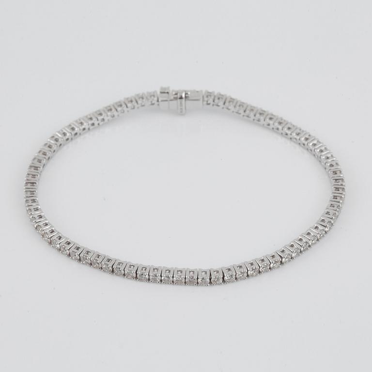 A diamond bracelet, circa 4.00 cts in total.