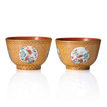 1141. A pair of famille rose bowls, late Qing dynasty/republic with Qianlong mark.