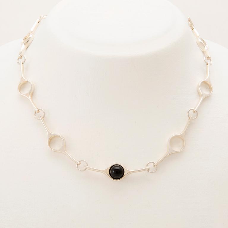 Georg Jensen, halsband "Sphere" silver med cabochonslipad onyx.