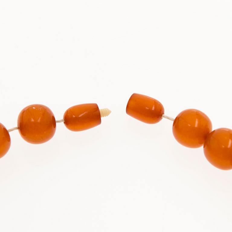 AN AMBER NECKLACE.