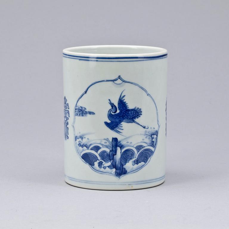 A blue and white brush pot, late Qing dynasty.