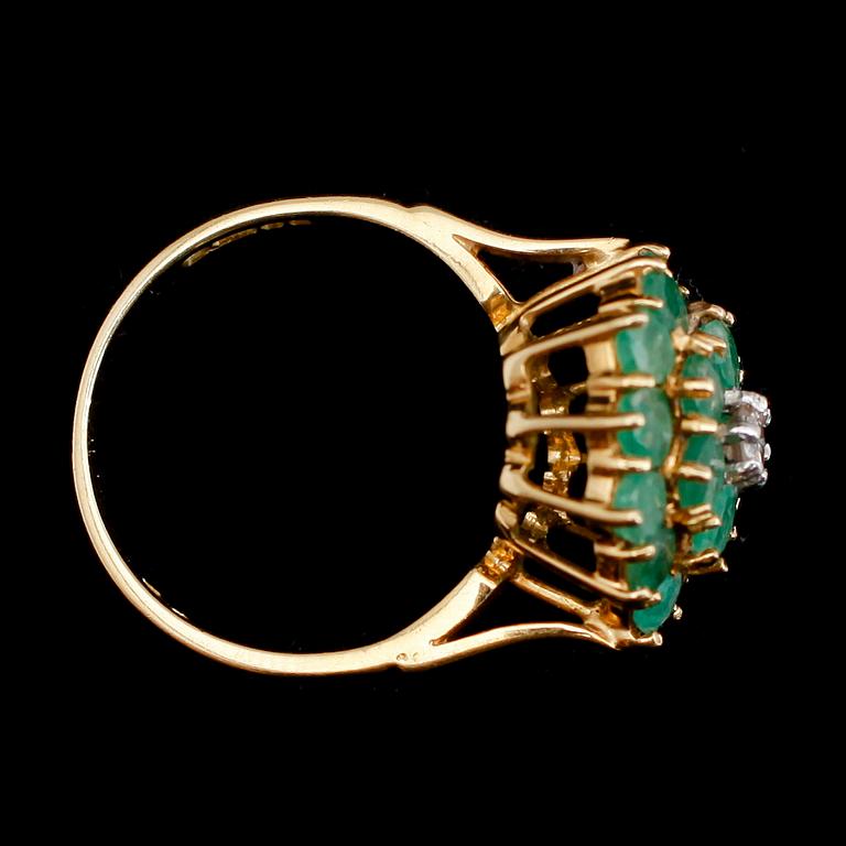 RING, 18 k guld, med diamant och smaragder, 1900-talets mitt.
