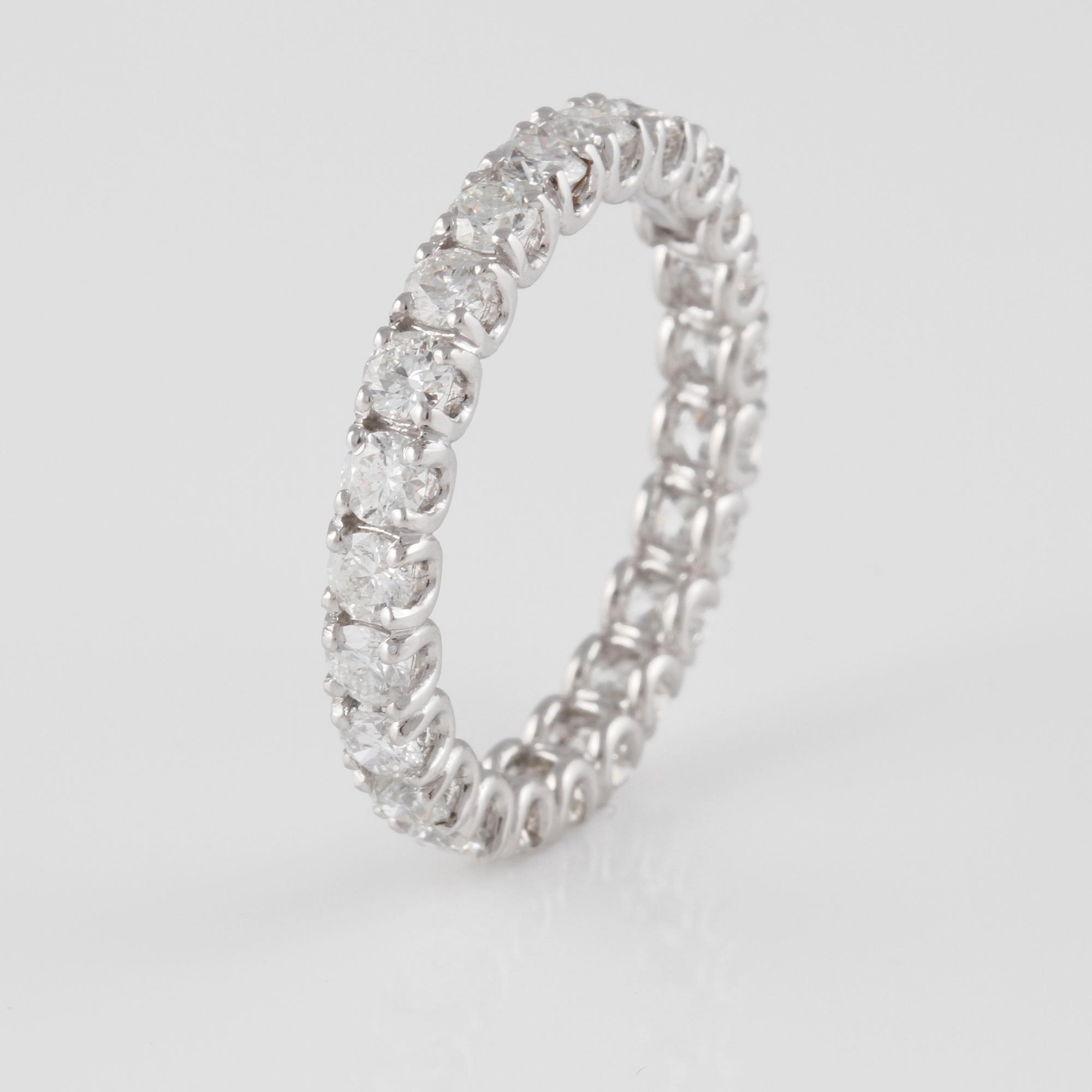 RING, 18K vitguld med briljantslipade diamanter ca 1.93 ct. Vikt 2,6 gram.