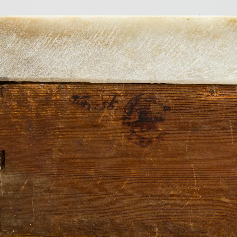 Jonas Frisk, Konsolipöytä, signeerattu J Frisk (toiminut 1805 - 1824), Tukholman hallileima, epäselvä vuosi. Myöhäiskustavilainen.