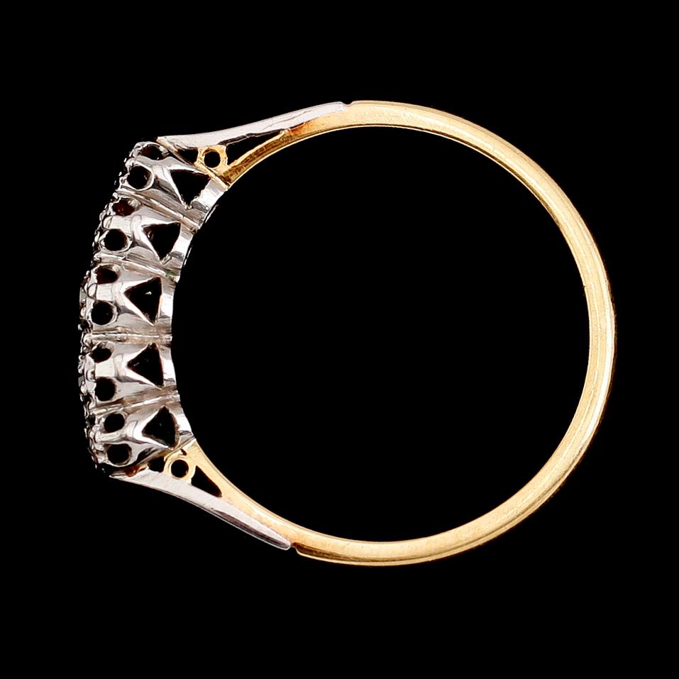 RING, 18 k guld samt platinum, med 5 diamanter. Total vikt ca 2 gram.
