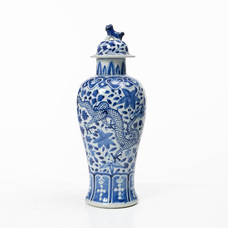 Urna med lock, porslin, Kina, Qingdynastin, 1800-tal.