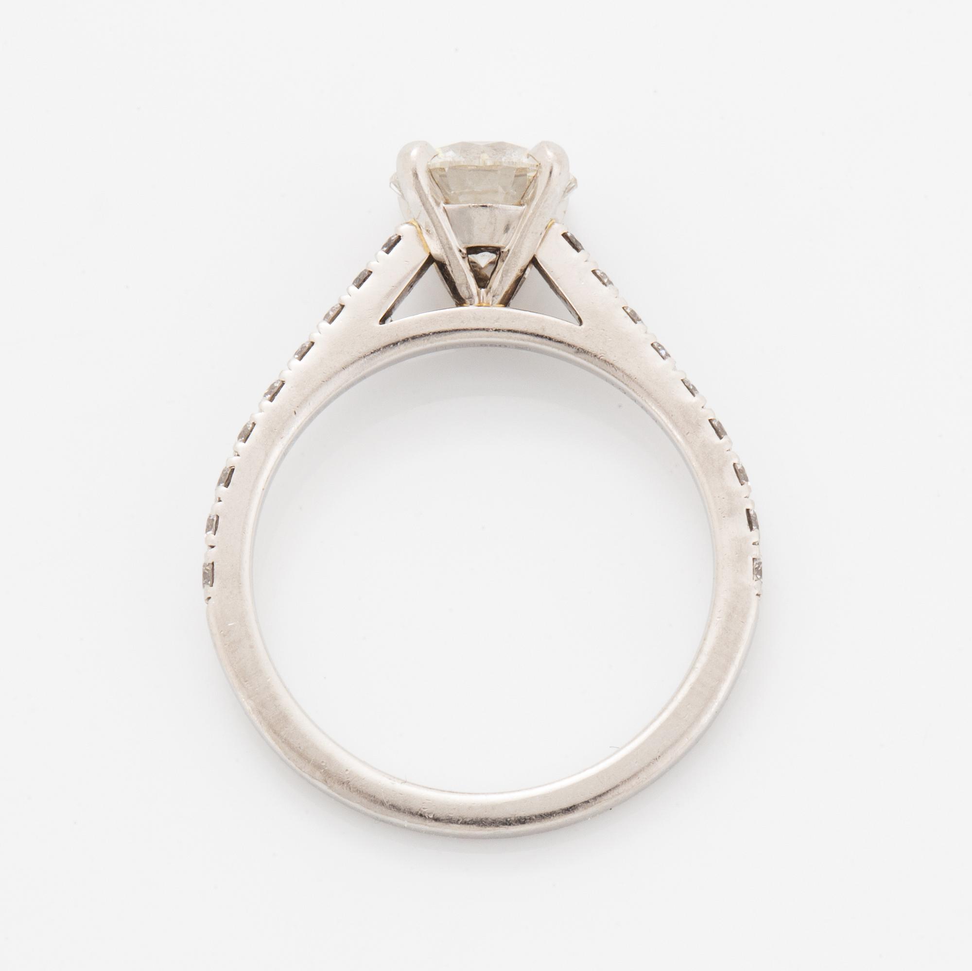Round brilliant-cut diamond ring, De Beers, with GIA-certificate.
