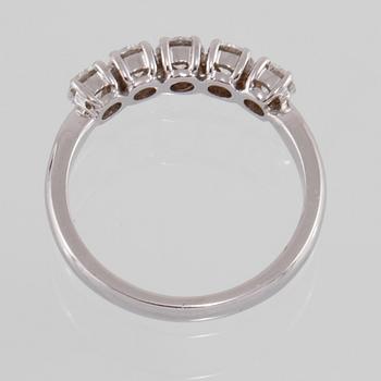 RING, 18k vitguld med 5 briljantslipade diamanter,1.01 ct. Vikt 3,9 g.