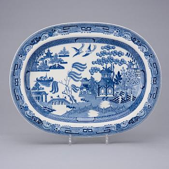 TALLRIKAR, 12 st, "Spets" och SERVERINGSFAT, "Willow" fajans, Arabia 1878-1893 och 1932-1949 samt Wedgwood 1900-tal.