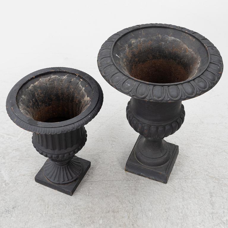 Trädgårdsurnor, 2 st snarlika, 1900-talets andra hälft.