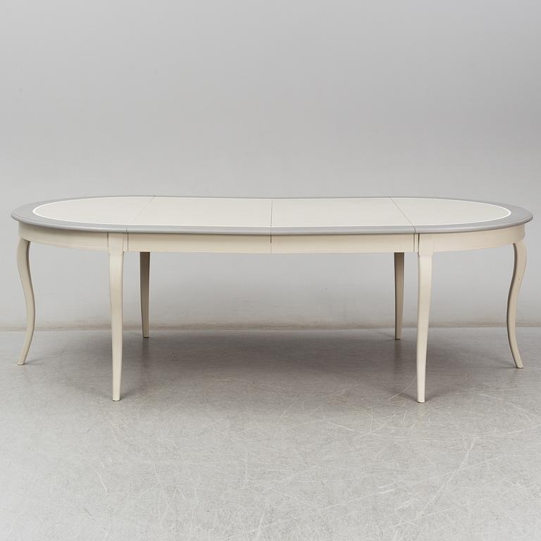 Matgrupp, 11 delar, ett bord och 10 stolar, rokokostil, modern tillverkning.