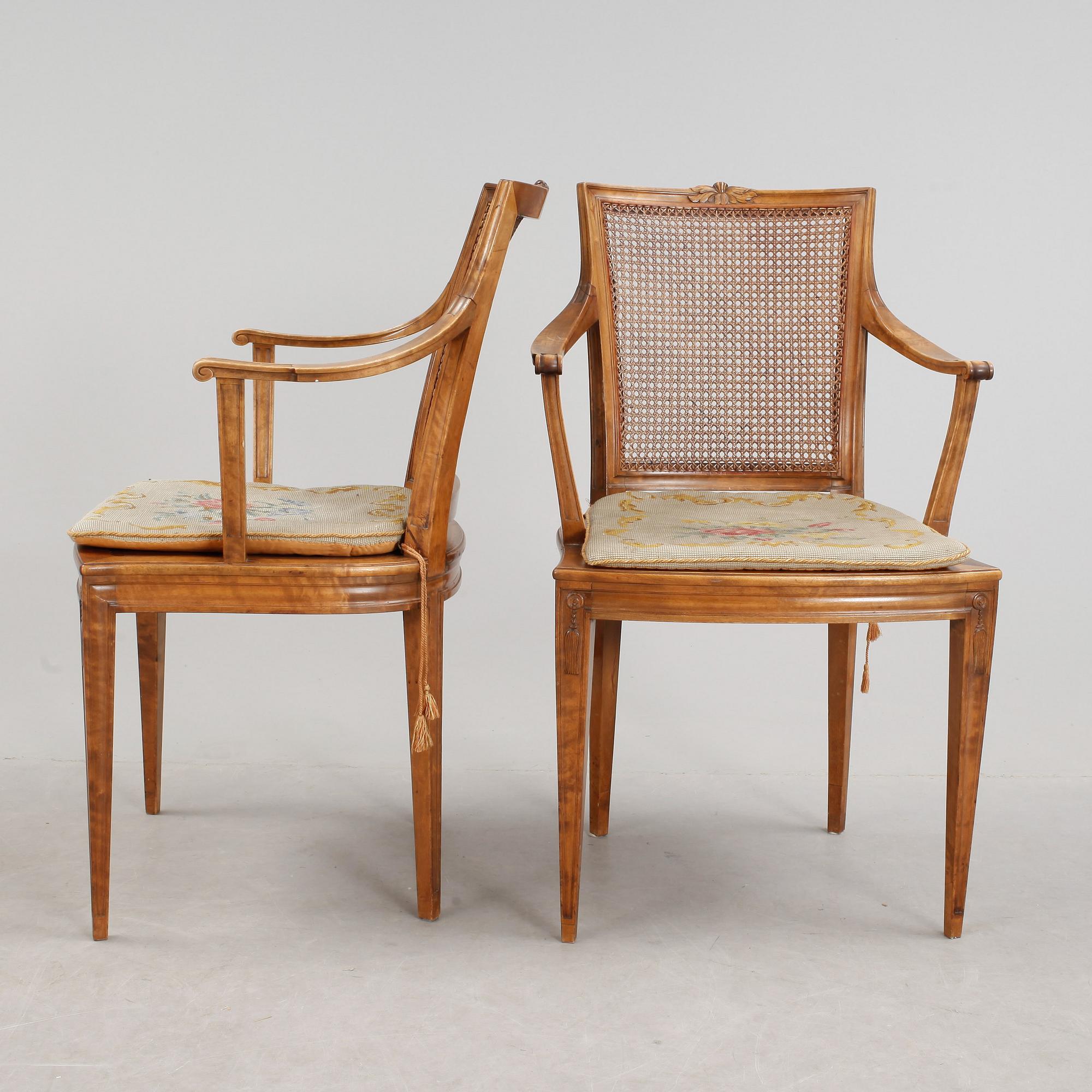 KARMSTOLAR, ett par, gustaviansk stil, 1900-talets första hälft.