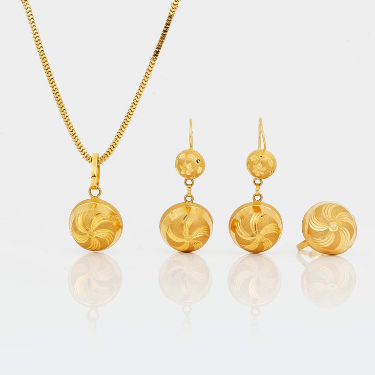 ÖRHÄNGEN, RING, HÄNGE samt kedja, troligen 21 K guld och mellanöstern. Vikt ca 16,14 g.