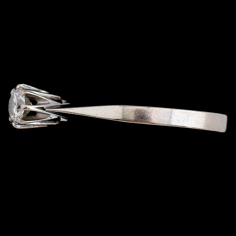 RING, 18 k vitguld, 1976, med briljantslipad diamant, 0.31 ct enligt gravyr. Ca H-I (W top C)/VS. Total vikt ca 3 gram.