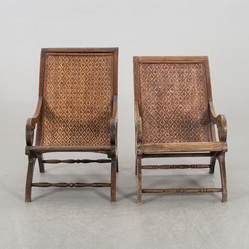 VILSTOLAR, 2 st  SAMT EN FOTPALL, kolonialstil, modern tillverkning.