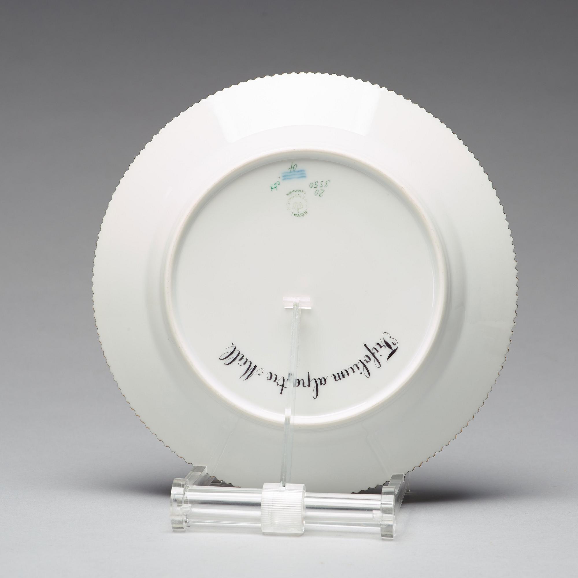 BULJONGKOPPAR med FAT, tre stycken samt FAT, porslin. "Flora Danica", Royal Copenhagen, Danmark, 1900-tal.