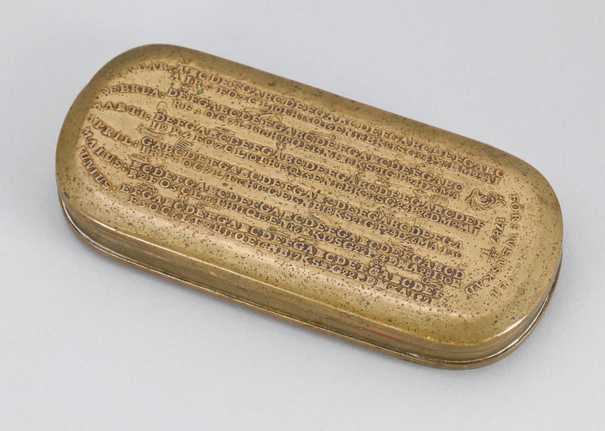 KALENDERDOSA, mässing, C. Norman, 1787.