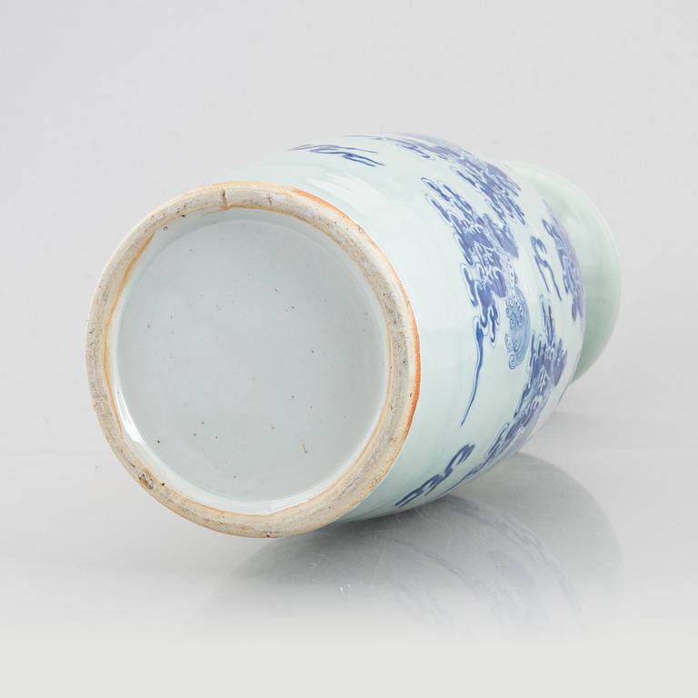 A Chinese porcelain vase, Qing dynasty, 19th Century.
