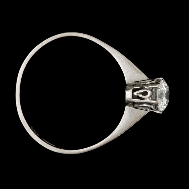 RING, 18 k vitguld med briljantslipad diamant ca 0,53 ct. Vikt ca 2 g.