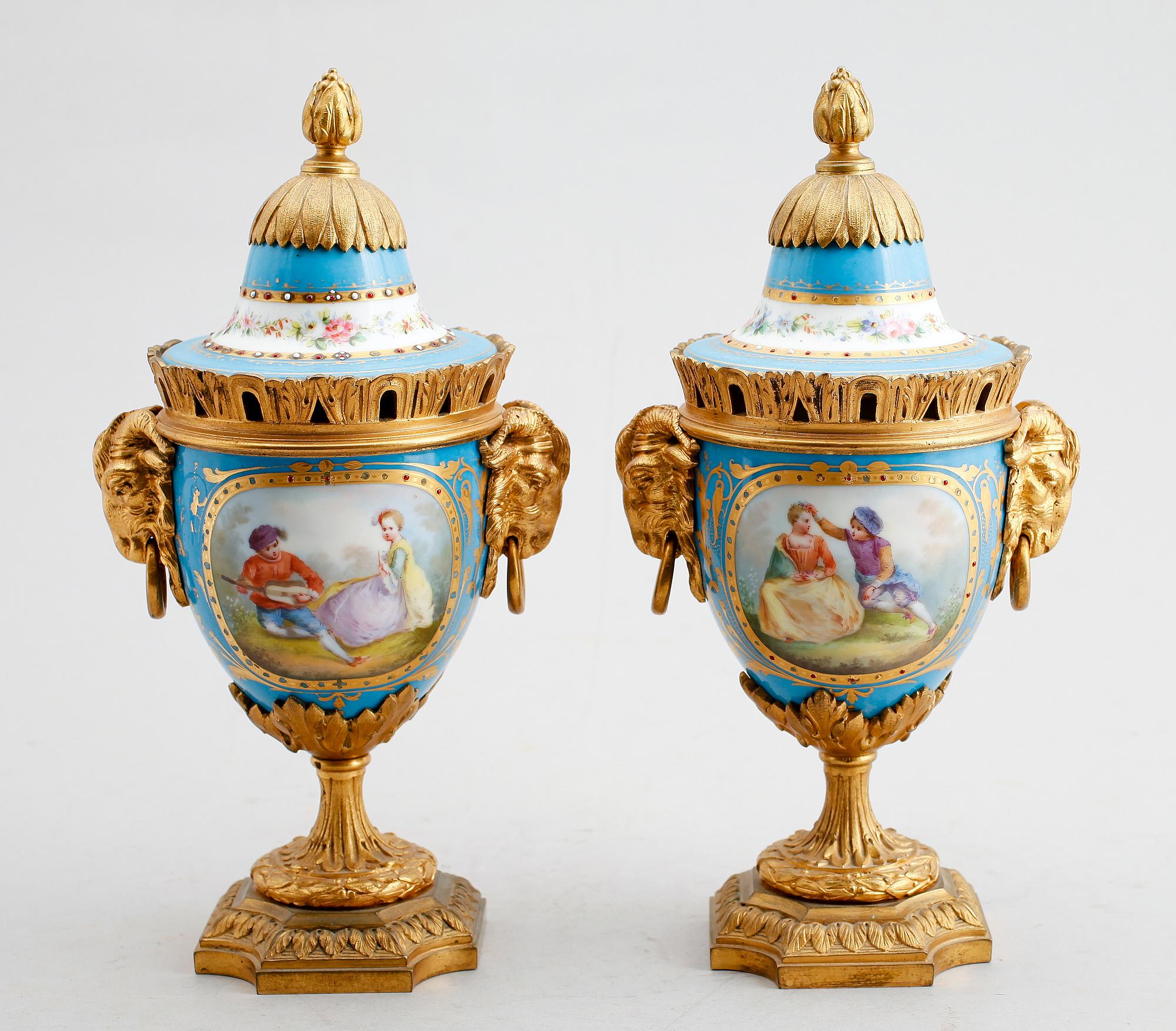 LOCKURNOR, ett par, porslin och förgylld brons, Louis XVI-stil, Frankrike, sent 1800-tal.