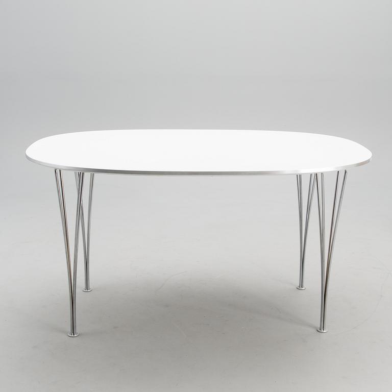 A "Superellips" table and four "Sjuan" chairs, manufacturer's labels, Fritz Hansen, Denmark.