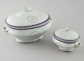 A porcelain terrine with lid, Qianlong (1736-1795).