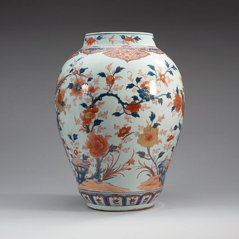 A large imari jar, Qing dynasty, Kangxi (1662-1722).