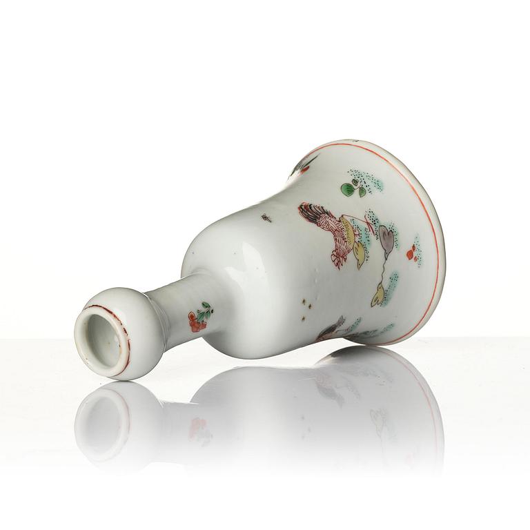 A famille verte bowl, tea caddy and mallet shaped vase, Qing dynasty, Kangxi (1662-1722).