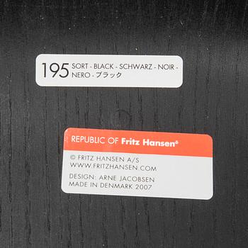 Arne Jacobsen, stolar 2 st. "Sjuan", Fritz Hansen, Danmark 2007.