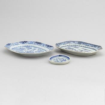 Serveringsfat, 3 stycken, porslin, Kina, Qingdynastin, Qianlong (1736-1795) samt Jiaqing (1796-1820).