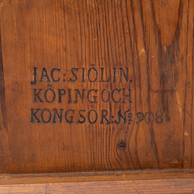 A tilt top table by Jacob Sjölin (1767-1785).