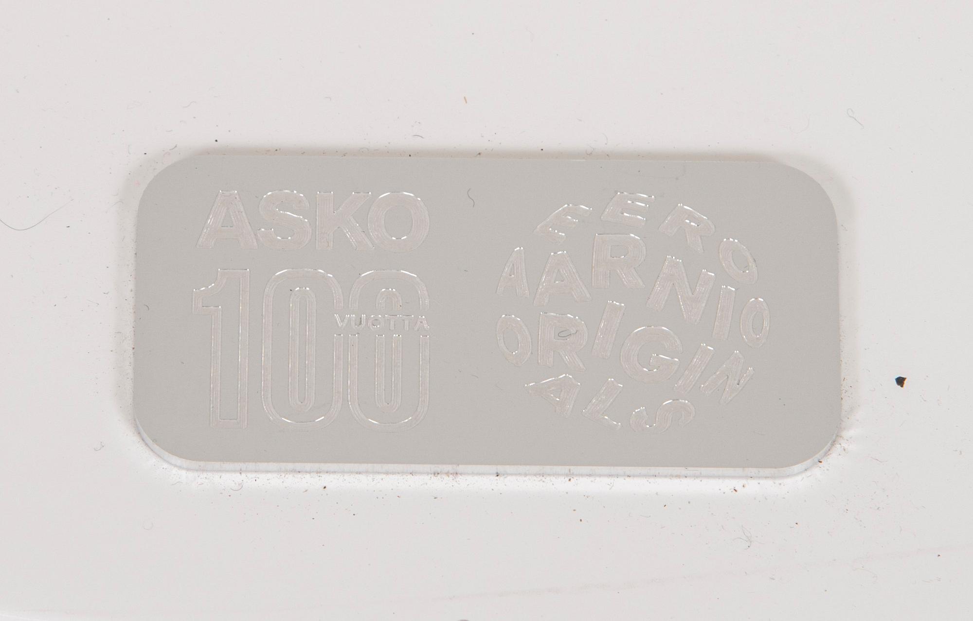 Eero Aarnio, "Pallotuoli" erikoisversio Asko 100 vuotta, Eero Aarnio Originals, 2010-luku.