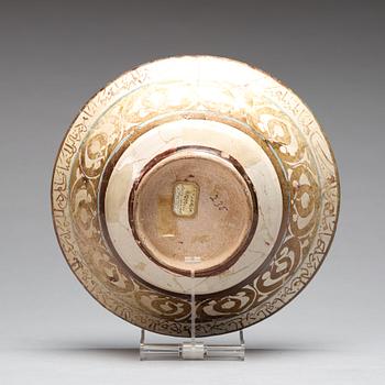 SKÅL, lergods med lysterdekor och blått, höjd ca 10 cm, diameter ca 23,5 cm, Keshan-stil, Persien/Iran 1200-tal.